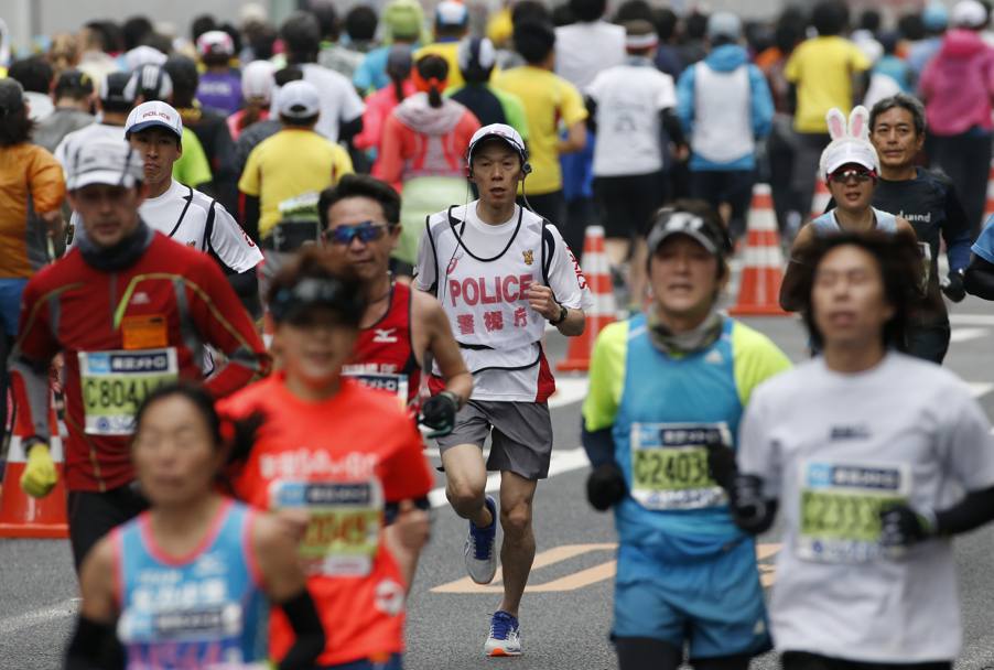 Maratona di Tokyo 2015. Misure di sicurezza, poliziotti con telecamere tra i partecipanti (AP)